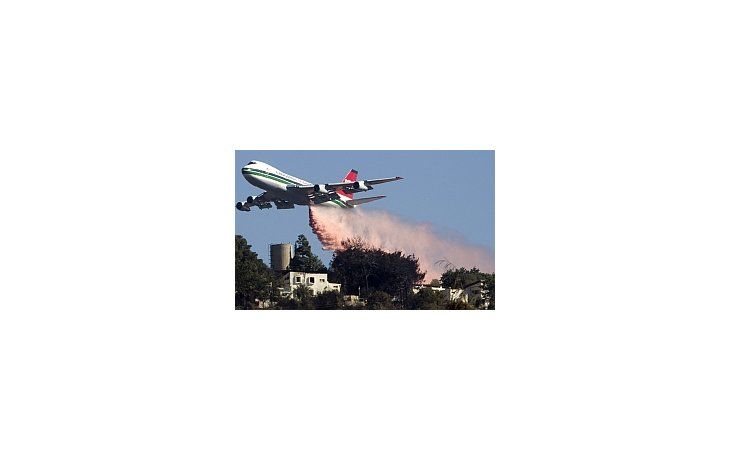 El incendio está controlado. Ya no hay focos importantes. Hay que terminar la tarea para evitar conatos de fuego, explicó el jefe de los bomberos, Shimon Romah.