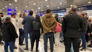 protesta en ezeiza: cientos de pasajeros quedaron varados por un segundo avion venezolano-irani