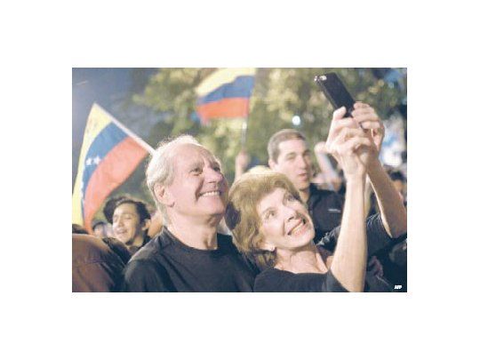 Los simpatizantes de la oposición venezolana festejaron entre lágrimas el resultado de la elección parlamentaria del domingo, que cambia el escenario en el país. Sin embargo, el futuro traerá numerosas acechanzas.