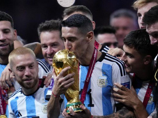 Ángel Di María con la Copa del Mundo