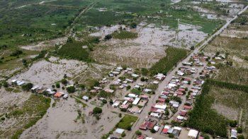 Varios pueblos en el sur del lago de Maracaibo, en el estado Zulia, quedaron bajo las aguas tras la fractura de diques. &nbsp;