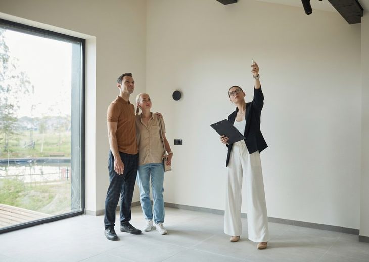 Un corredor inmobiliario muestra una vivienda a una pareja durante una visita. Desde los colegios advierten que la desregulación del sector podría debilitar el rol profesional y afectar la seguridad jurídica de este tipo de operaciones Un corredor inmobiliario muestra una vivienda a una pareja durante una visita. Desde los colegios advierten que la desregulación del sector podría debilitar el rol profesional y afectar la seguridad jurídica de este tipo de operaciones