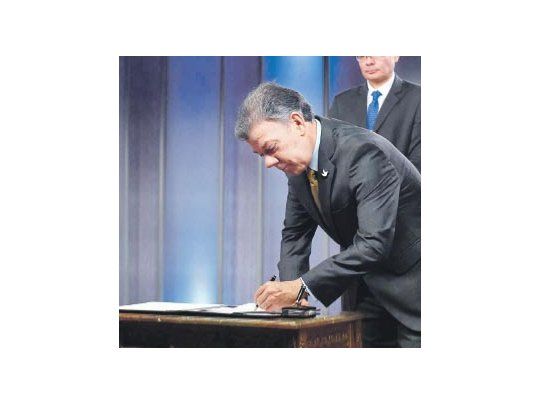 El presidente de Colombia, Juan Manuel Santos, firmó ayer un decreto para regular el cultivo, transformación, importación y exportación del cannabis.