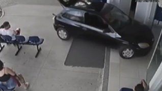 Una mujer intentó atropellar a médicos de una guardida en Brasil.