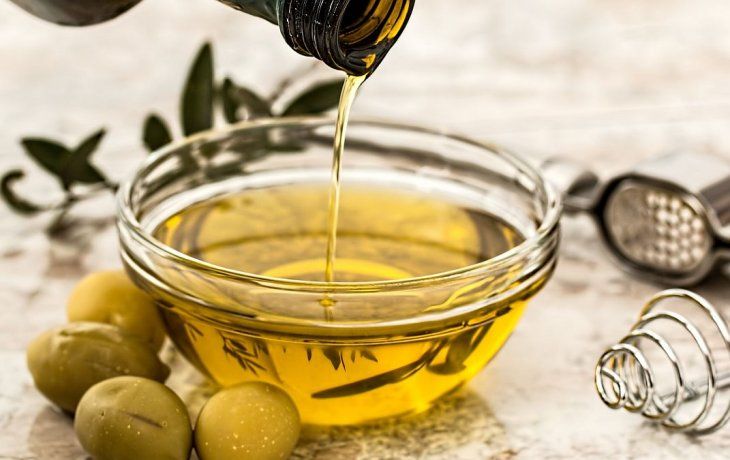 Este aceite de oliva, según se detalla en la disposición publicada hoy en el texto oficial, carece de autorizaciones de establecimiento y de producto, estar falsamente rotulado y ser en consecuencia ilegal.