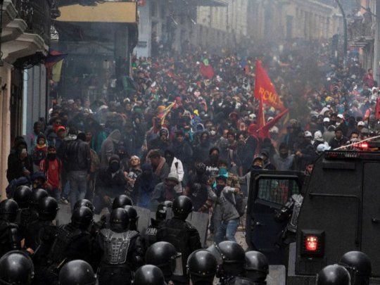 Cientos de manifestantes desafiaron el estado de excepción en Quito y chocaron con fuerzas policiales en los alrededores de la sede de gobierno, que reprimieron con gases lacrimógenos.