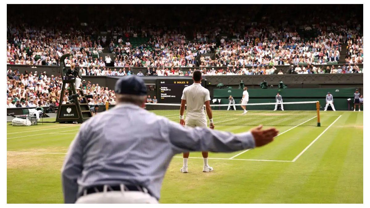Wimbledon replaces lines judges with an electronic system