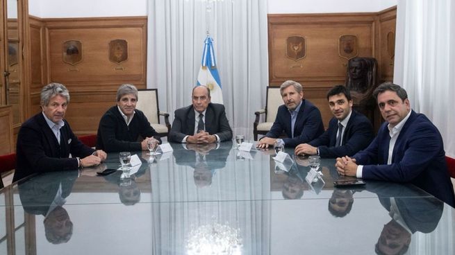 El jefe de Gabinete, Guillermo Francos, junto al ministro de Economía, Luis Caputo, y el titular de ARCA, Juan Pazo, recibieron a los gobernadores de Chubut, Ignacio Torres, y de Entre Ríos, Rogelio Frigerio.&nbsp;