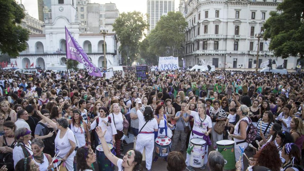 Miles de mujeres colmaron las calles en una jornada histórica contra la ...