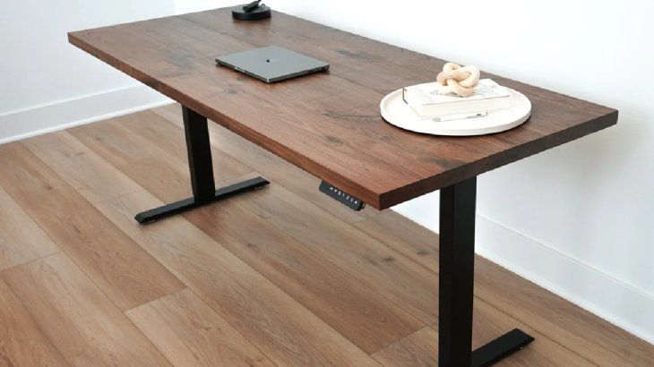 Los standing desk permiten regular la altura para alternar entre trabajar parados o sentados. Los standing desk permiten regular la altura para alternar entre trabajar parados o sentados.