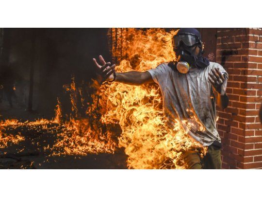 Un hombre se incendió luego de que le explotará el tanque de nafta de una moto  durante una movilización en Caracas.