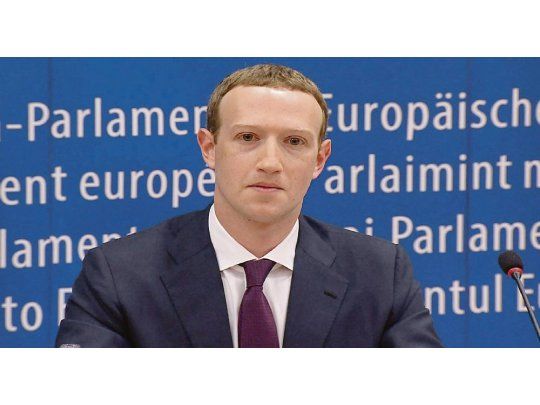 Escalada. La suba de las acciones de Facebook del viernes permitieron que Zuckerberg desplace a Buffet, pese a los escándalos de la red social.
