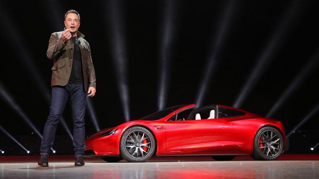 Elon Musk presenta un nuevo vehículo de Tesla.