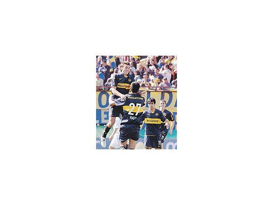 Lucas Viatrifesteja su goljunto a JesúsDátolo. Eljuvenildelantero deBoca tiene laresponsabilidaddereemplazar aPalermo yempezó acumplir congoles.