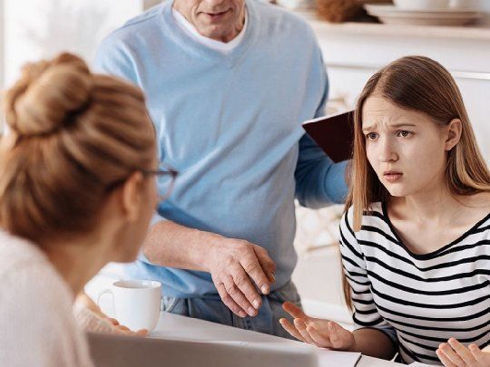  Es importante tener presente que nuestros hijos adolescentes están en un proceso de transformación, donde atraviesan muchos cambios emocionales, mentales y físicos.