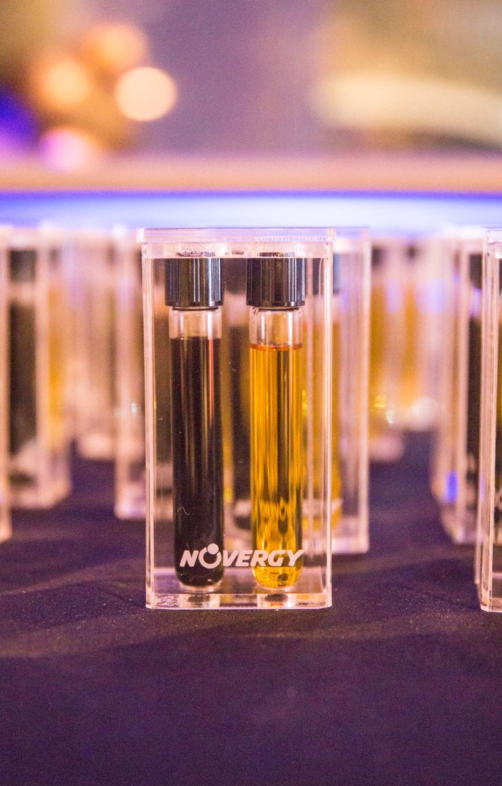El tubo oscuro contiene aceite lubricante usado. El tubo claro tiene el aceite obtenido tras el proceso de Novergy. El tubo oscuro contiene aceite lubricante usado. El tubo claro tiene el aceite obtenido tras el proceso de Novergy.