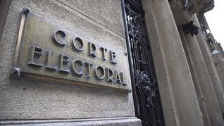 La Corte Electoral añadió la huella como condición para la aplicación de iniciativas de democracia directa, como plebiscitos. La Corte Electoral añadió la huella como condición para la aplicación de iniciativas de democracia directa, como plebiscitos.