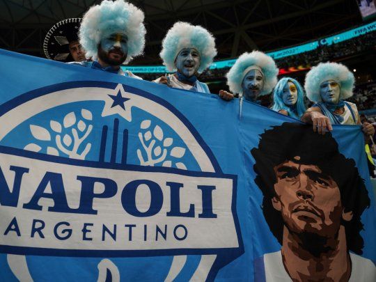 Los hinchas argentinos ovacionaron a Maradona durante el partido con México.