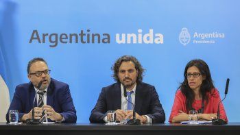 El jefe de Gabinete, Santiago Cafiero, junto al ministro de Desarrollo Productivo, Matias Kulfas y la secretaria de Comercio Interior, Paula Espa&ntilde;ol durante la conferencia de prensa para presentar el relanzamiento del programa Precios Cuidados.