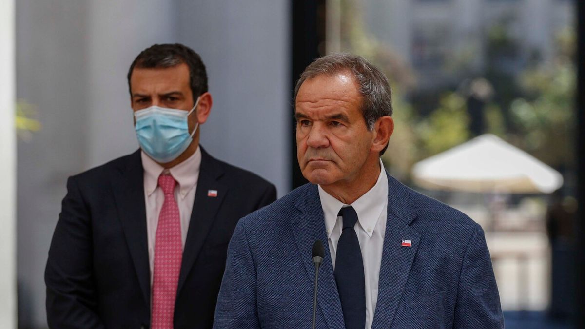Foreign Minister Allamand resigns amid the migration crisis