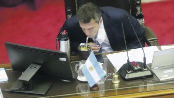 Mate. Sergio Massa amenizó la larga y tediosa sesión del sábado con mate. Ese gesto inusual en la presidencia primera fue casi a escondidas. Luego el presidente de la Cámara se relajó. La maratón cubrió todos los temas.&nbsp;&nbsp;