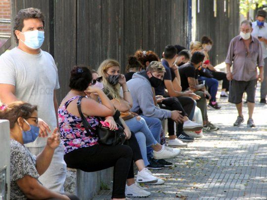 Las colas para realizarse hisopados crecieron de forma significativa los últimos días.