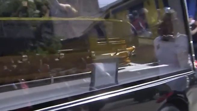 Así trasldaban los restos de Russo al cementerio de Pilar al mediodía de este viernes.