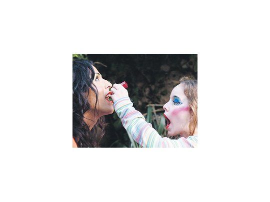 Camila Sosa Villada y Maite Lanata (la niña autista de «El elegido»), dos revelaciones para el cine en «Mía», historia del vínculo afectivo de un travesti con una huérfana, tratada con delicadeza.