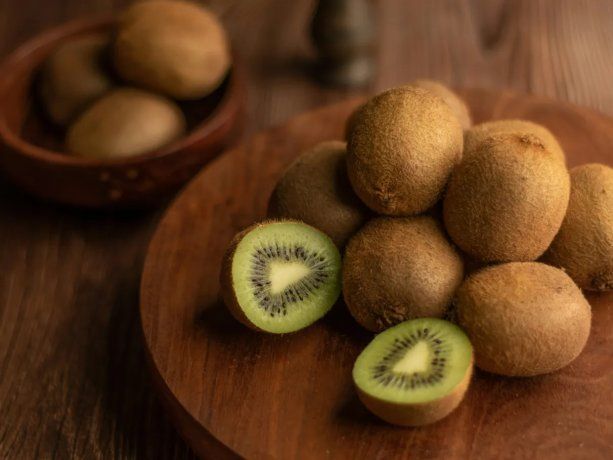 Con mucha vitamina C y fibra, el kiwi favorece la digesti&oacute;n y puede ayudar a disminuir el riesgo de c&aacute;ncer colorrectal.