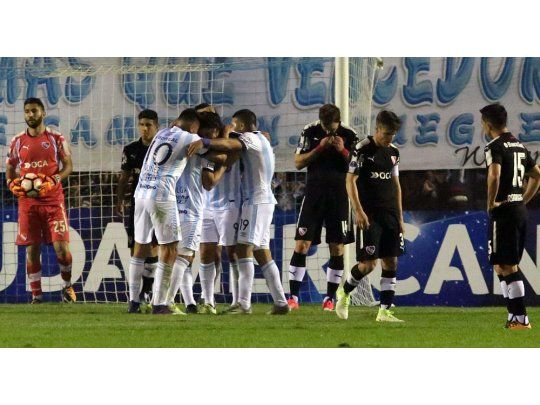 Atlético Tucumán golpeó primero ante Independiente, pero la serie está abierta