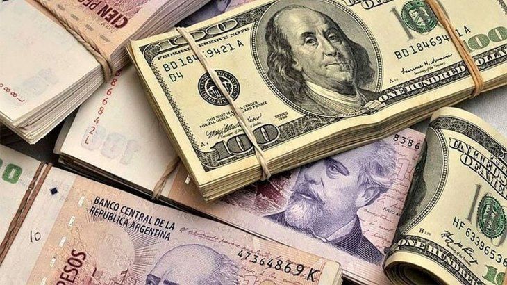 la-gente-se-desprende-los-pesos-y-persigue-los-dolares