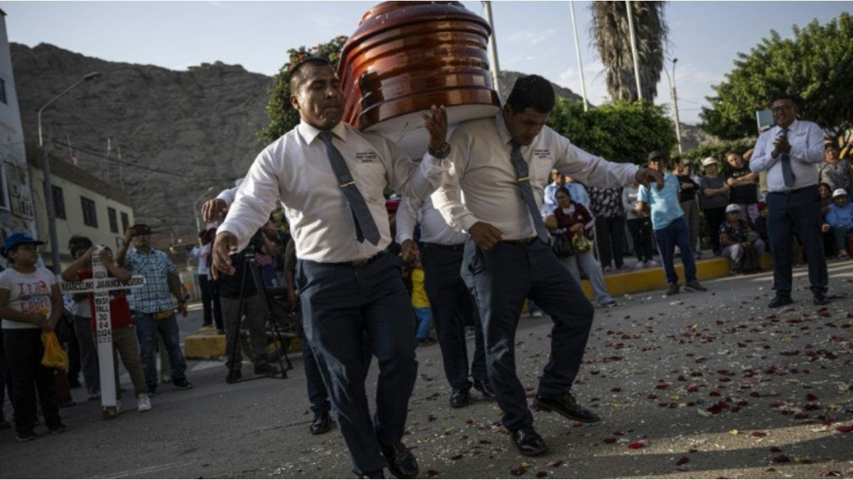 The dancers of death who carry coffins and defy pain in Peru