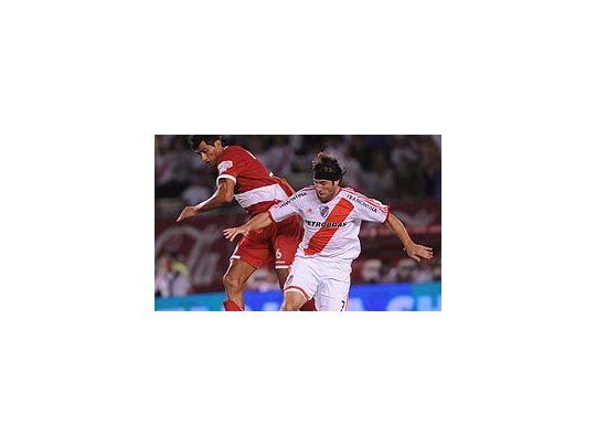 Mariano Pavone lucha con Sergio Escudero. River y Argentinos no se sacaron ventaja y mantuvieron sus invictos en el Clausura.
