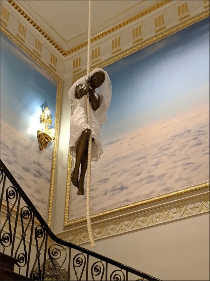 Pieza de arte ubicada en el ingreso de la mansión.