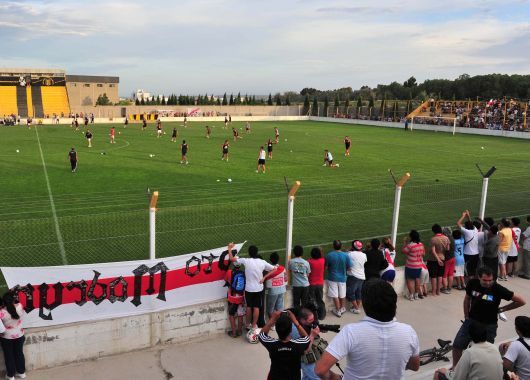 A todas partes. La práctica era a puertas cerradas pero la pasión de la gente hizo que los dejaran entrar para ver al equipo.