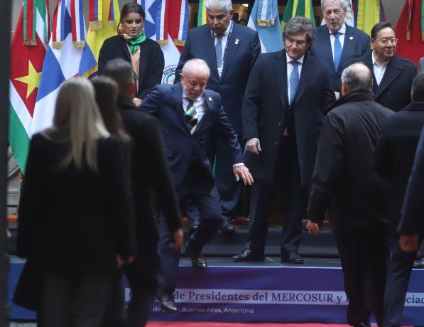 Javier Milei junto a Lula Da Silva en la Cumbre del Mercosur. Javier Milei junto a Lula Da Silva en la Cumbre del Mercosur.