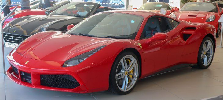 La lujosa Ferrari 488 GBT en la que llegó Colapinto.