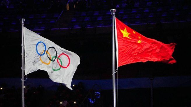 Las banderas del Comité Olímpico Internacional y la China flamean juntas. Existe cierta preocupación por nadadores chinos involucrados en casos de doping que competirán en París.