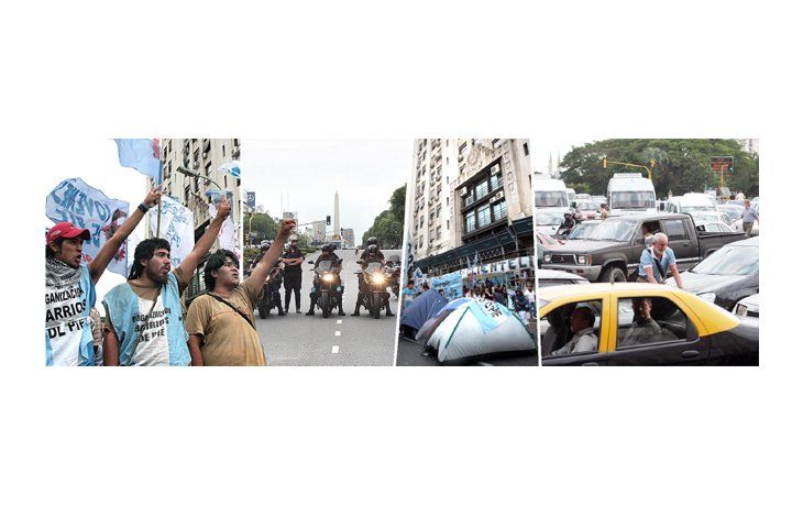 ámbito.com | La avenida 9 de Julio, a cuadras del Obelisco, en pleno centro porteño, fue bloqueada ayer nuevamente por grupos de piqueteros antikirchneristas que reclaman planes para cooperativas, pero también cobro inmediato. Un fuerte operativo policial logró luego