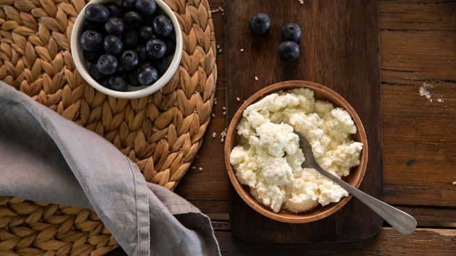 El queso cottage está hecho a base de leche cuajada que se rompe debido a las proteínas.