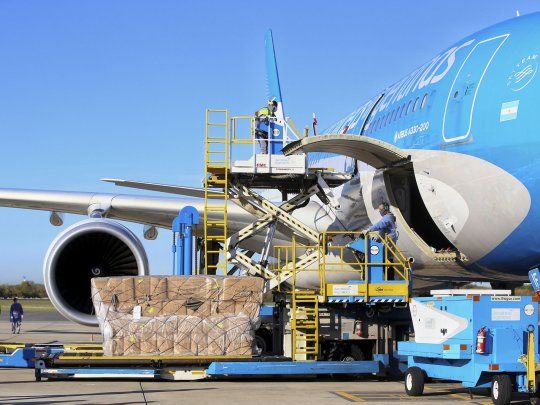Carga. Un Airbus 330 de Aerolíneas Argentinas volará a las 19.30 a Moscú. Volverá con la primera carga de vacunas.&nbsp;