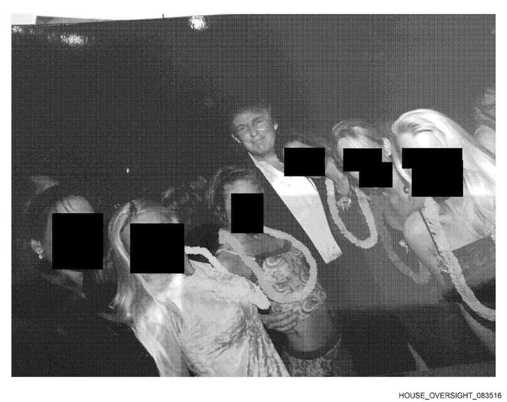 Fotografía sin fecha específica de toma publicada por los demócratas del Comité de Supervisión de la Cámara Baja (Oversight Dems) del presidente de los Estados Unidos, Donald Trump, rodeado de mujeres. Fotografía sin fecha específica de toma publicada por los demócratas del Comité de Supervisión de la Cámara Baja (Oversight Dems) del presidente de los Estados Unidos, Donald Trump, rodeado de mujeres.