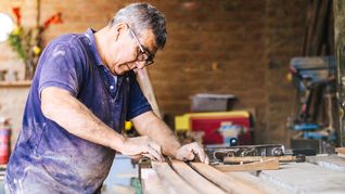 Existen muchas maneras de reutilizar tus sillas de madera.