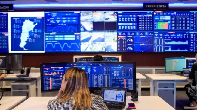 La flamante sala centraliza el monitoreo integral y en tiempo real de toda la red de comercialización de la petrolera estatal.