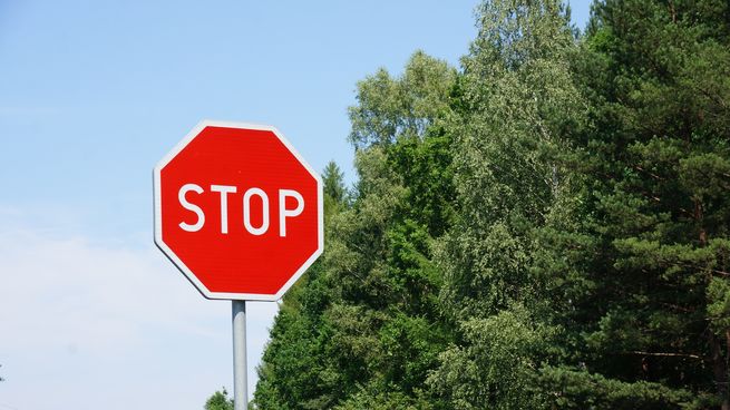 Impulsó el uso de señales de tránsito cuando todavía muchos dudaban de que los conductores fueran a respetarlas.
