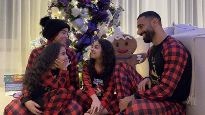 Mo Salah junto a su familia, celebrando la Navidad.