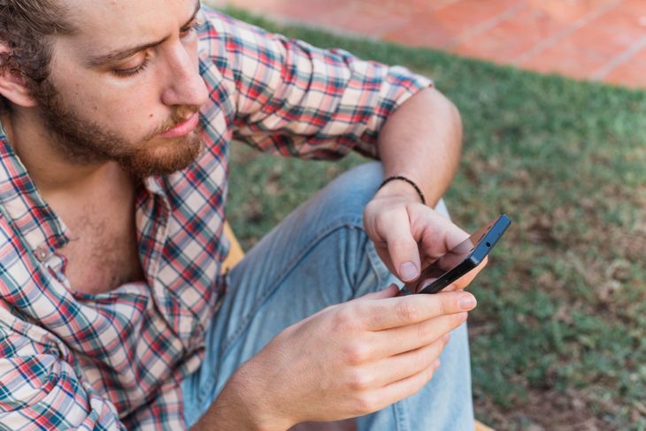 Este fenómeno se presenta tanto en reuniones como en soledad, ya que hay personas que desarrollan adicción al teléfono.