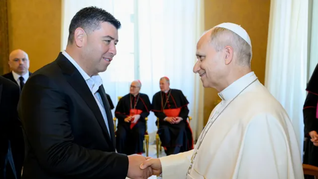 Cristian Jerónimo junto a León XIV. Cristian Jerónimo junto a León XIV.