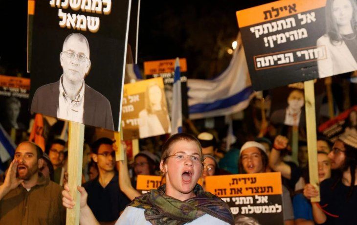 Seguidores de Netanyahu protestan en Tel Aviv contra el partido Yamina, de Naftali Bennett.