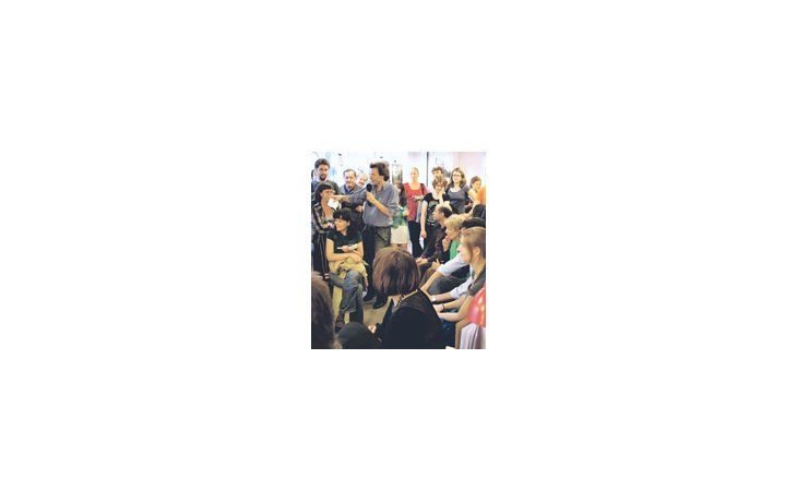 ámbito.com | Alejandro de Núñez rodeado de público en «El Salón del Libro», algo más que una librería, ya que también funciona como centro cultural y difusor de la literatura argentina/hispanoamericana en París.